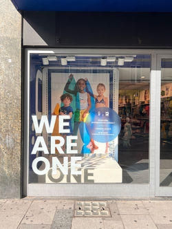 conception vitrine Okaïdi X Surfrider