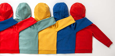 Stylisme produit en aplat d'une série de sweats enfants en mode bande de copains.