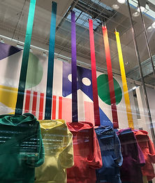 display-retail-merchandising-mobilier-sangles-couleurs-obaibi-okaidi-03.JPG