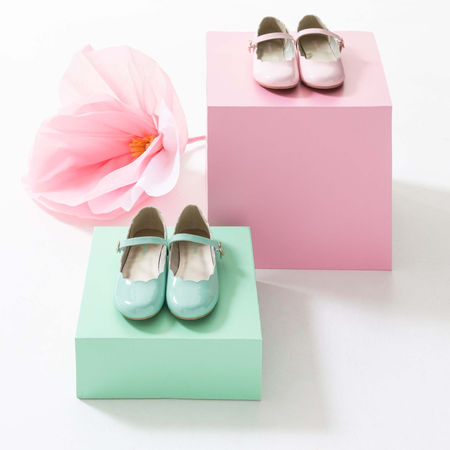 Stylisme produit en aplat avec recherche de tendances et harmonies de couleurs pour la cérémonie Okaïdi.