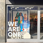 retail-design-display-merchandising-vitrine-obaibi-okaidi-surfrider-02.jpeg
