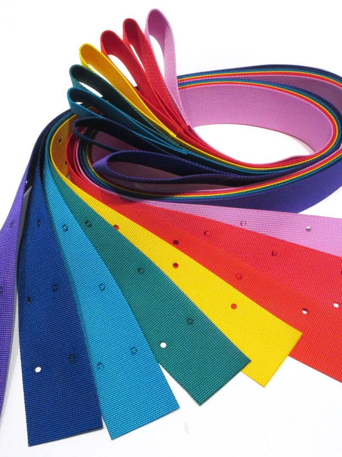 kit de sangles textiles aux couleurs de la marque, permettant de faire de la mise en scène produits en vitrine.