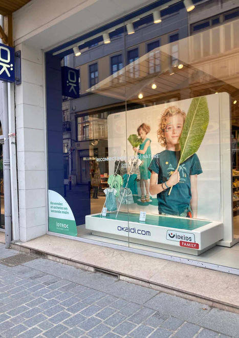Scénographie de vitrine Okaïdi illustrant le concept des 4 éléments pour la collection Printemps 2023. Vitrine "terre", Lille centre ville.