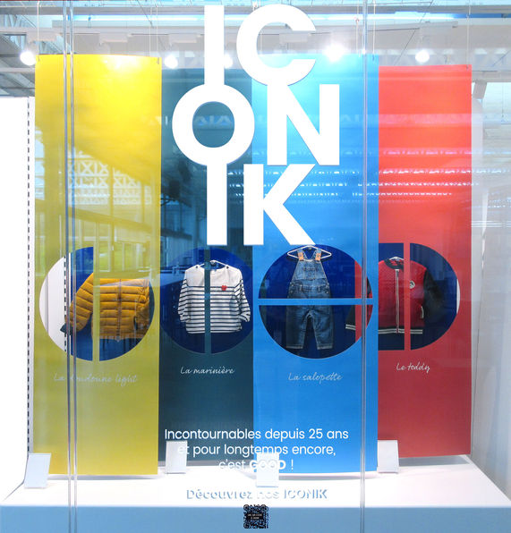 Scénographie de vitrine colorée et graphique mettant en scène les produits basiques Iconik pour l'anniversaire Okaïdi.
