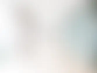 Une photo floue d'un couloir longé de cloisons vitrées