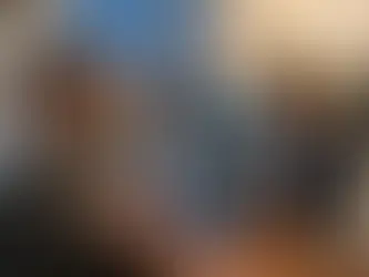 un homme en costume gris et cheveux poivre et sel une chemise blanche en rendez-vous avec son avocate au cheveux bruns mi long un tailleur foncé et une chemise blanche tient un stylo à la main et une tablette derrière son bureau