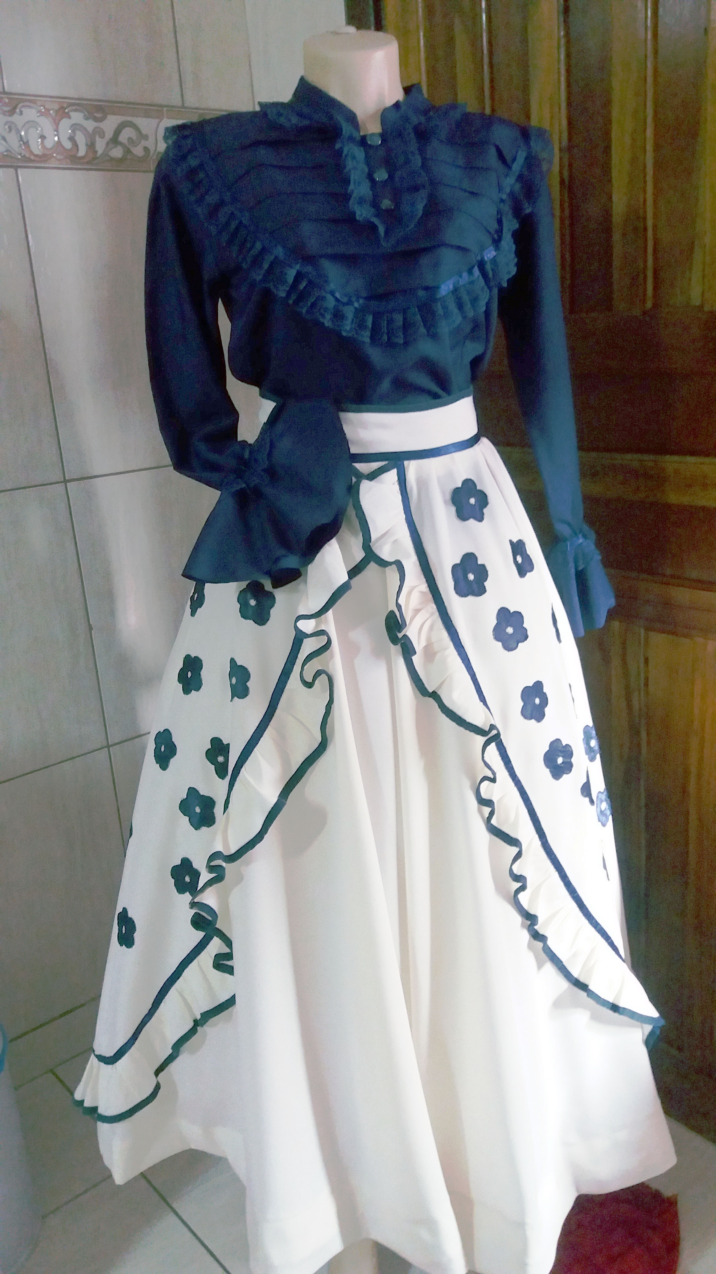 conjunto saia e blusa bege e azul marinho