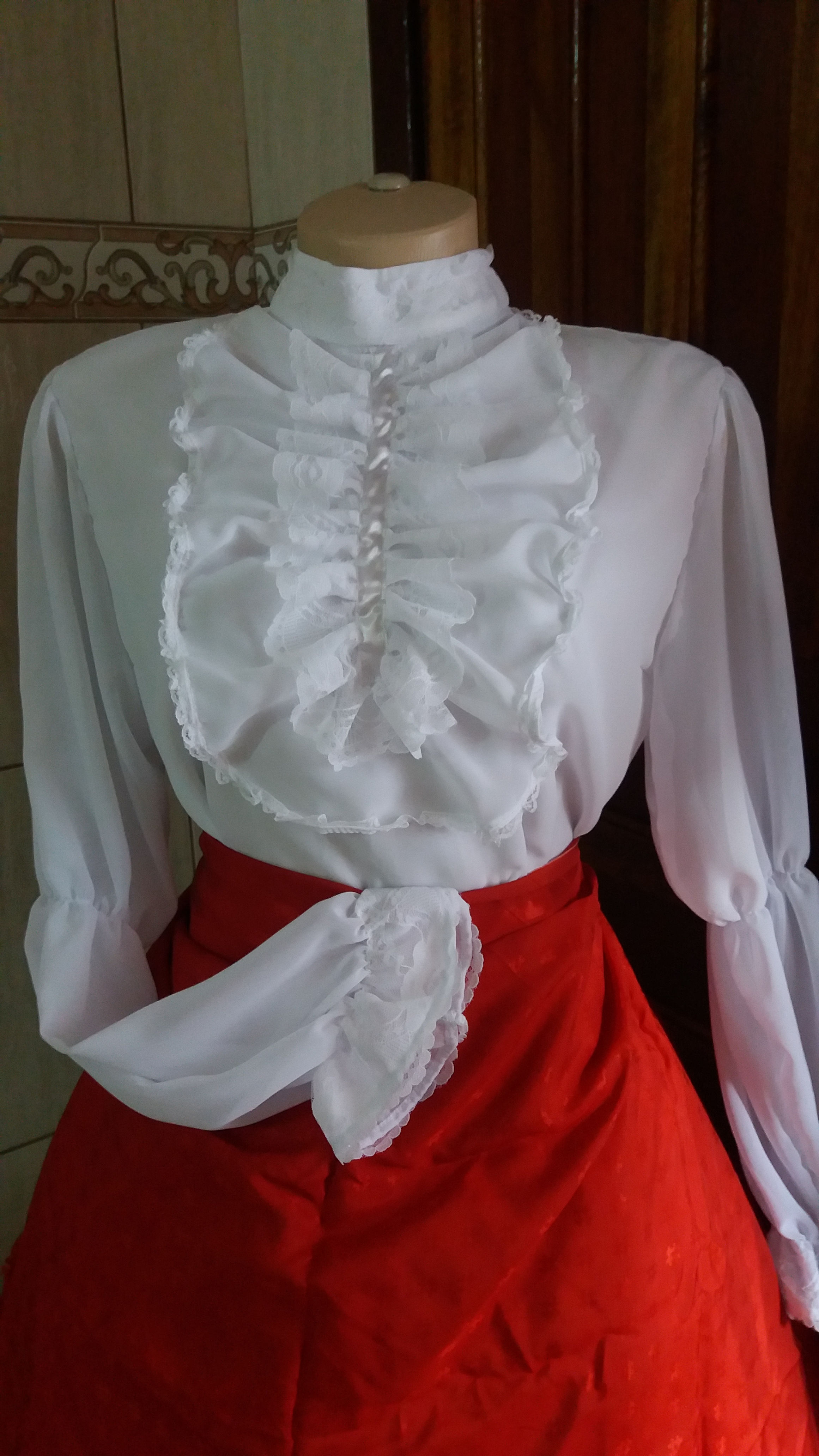 blusa com babado em crepe e fita