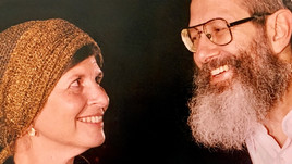 ולתוך החדר הזה, עם כל האהבה שבו