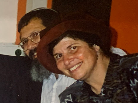 בבקשה אל תבטלי, אין לי מושג למי תביאי את זה, זה גם לא משנה. אחר כך תדאגי גם להתקשר לדינה