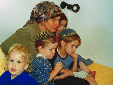 הילדים כבר באוטו, ואת שואלת כל אחד מה שלומו ואיך היה בגן