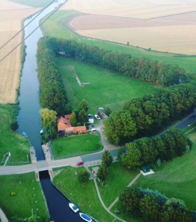 Luchtfoto van het eiland waar de camping op ligt
