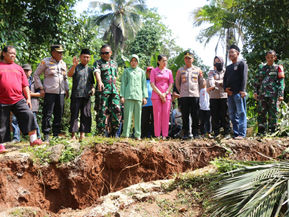 Dandim 0613/Ciamis & Ketua Persit Cab XXIV Tinjau Langsung Lokasi Bencana Pergerakan Tanah.