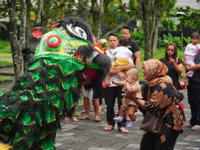 Atraksi Barongsai Yonarmed 11/GG/2/2 Kostrad Pukau Wisatawan di Candi Prambanan