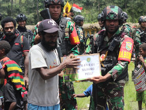Satgas TNI 300 Siliwangi Berikan Bansos Kepada Warga Mayuberi Yang Terdampak Situasi Ekonomi.