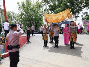 Kunjungan Kerja Ke Polres Bone, Kapolda Sulawesi Selatan berikan arahan kepada Personel Polres Bone.