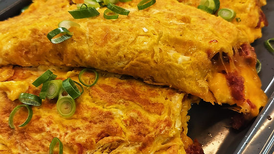 Koldtbord med bacon og cheddar omelett