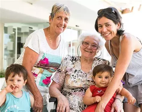 Une résidente d'EHPAD recevant la visite de sa famille