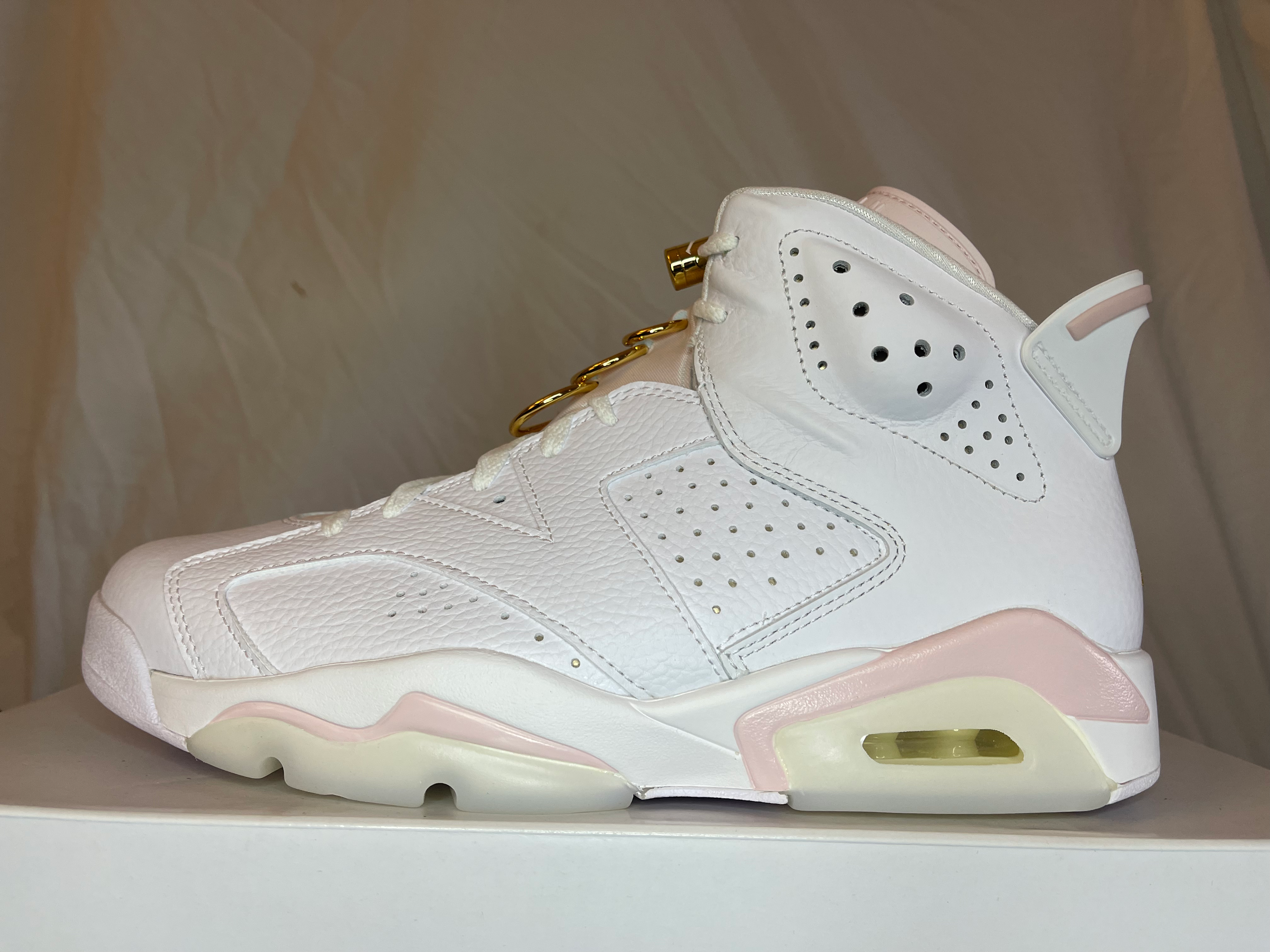 WMNS Jordan 6 “Gold Hoops”