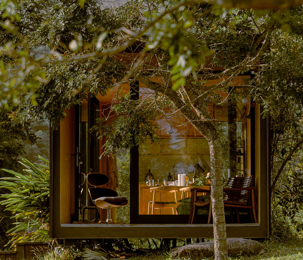 vue d'extérieur d'une maison en bois en pleine nature
