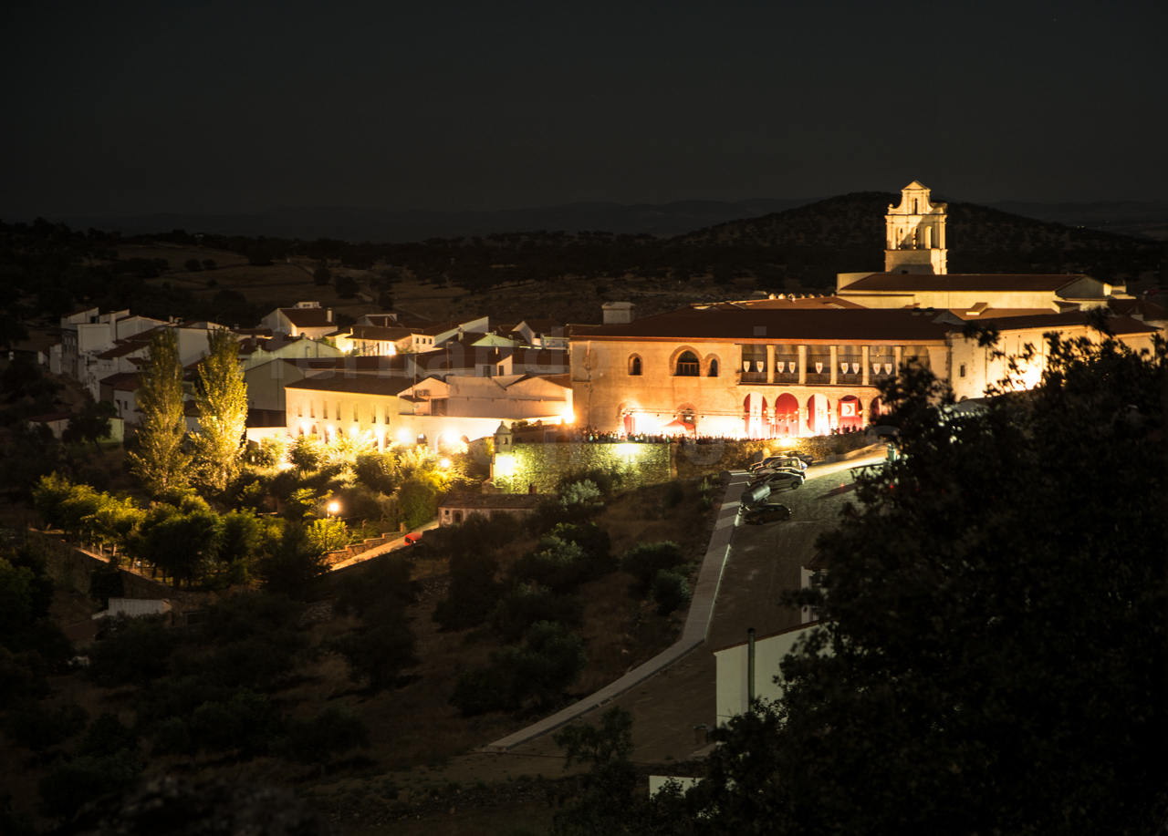 Vista nocturna patio exterior