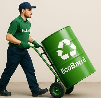 Coletor da EcoBarril leva tambor verde de entulho em carrinho de mão.