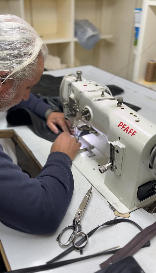 Deri mont üretimi yapan usta