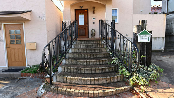 長野市 長野県 信州 nagano 民泊 宿泊 予約 善光寺 長野駅 一棟貸し 抹茶 観光 貸切 ゲストハウス 宿 滞在 ファミリー グループ カップル 旅行 観光拠点 アクセス抜群 好立地 快適 清潔 Wi-Fi完備 和室 癒し エントランス 玄関 階段 Zenkoji Airbnb