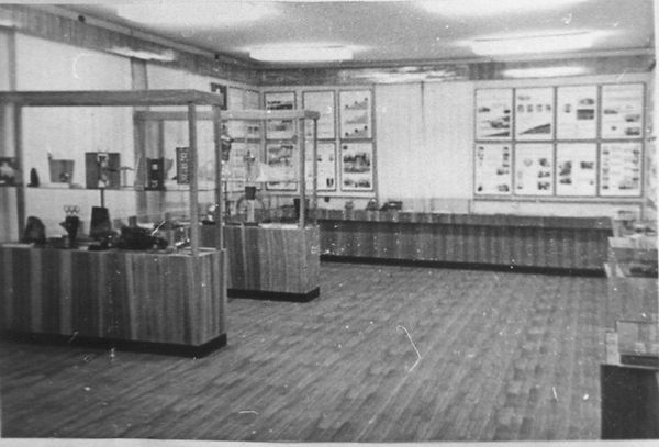 В одном из залов народного музея. 1975.j