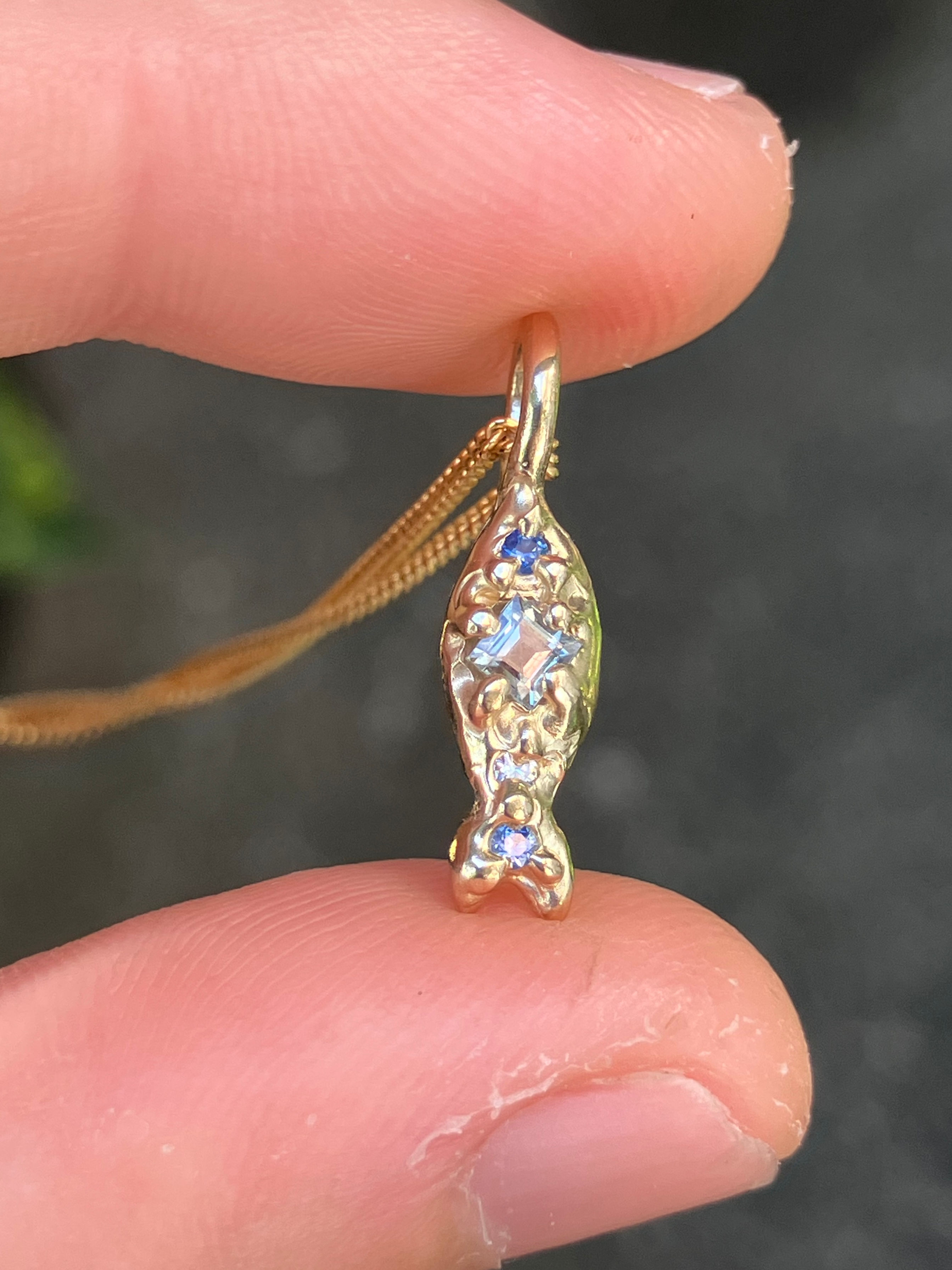 Sapphire fish pendant gold 