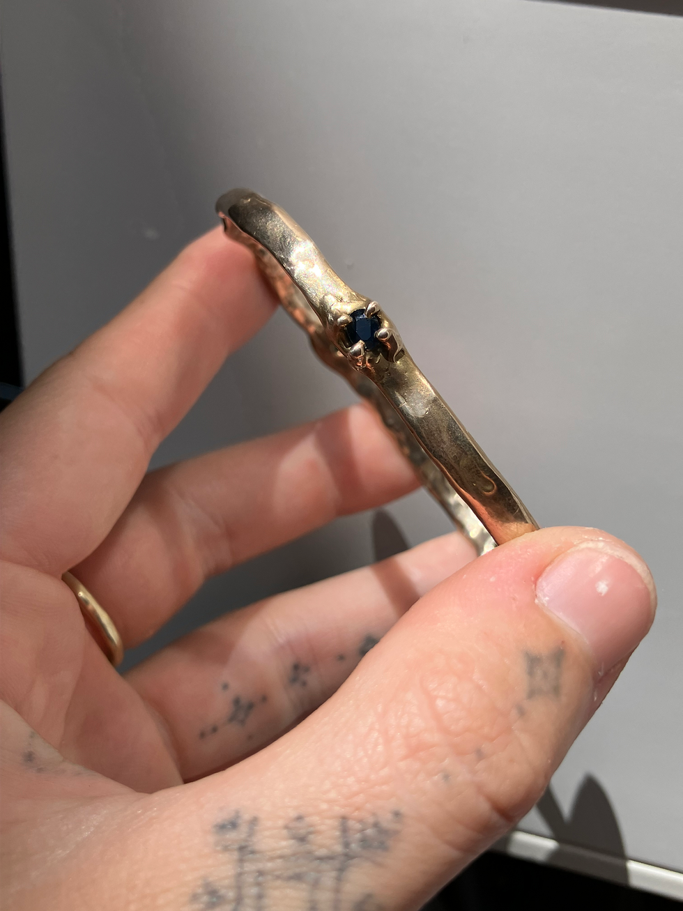 Thumbnail: Sapphire bangle in bronze