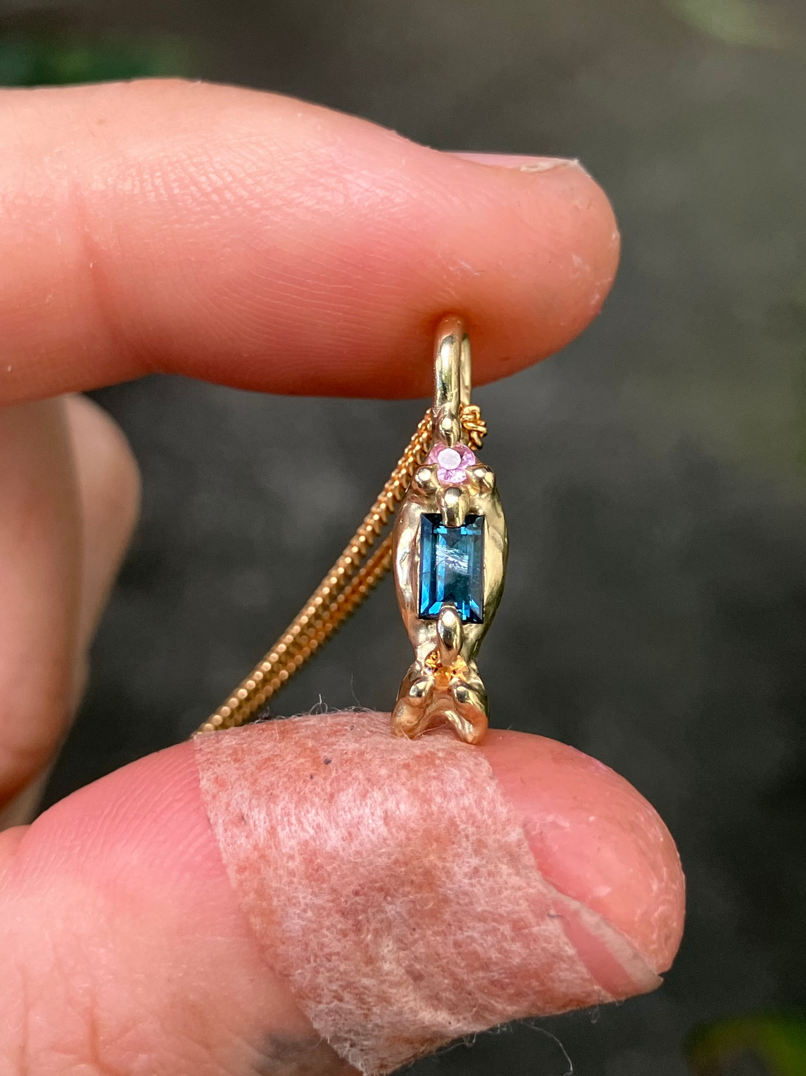 Sapphire fish pendant gold