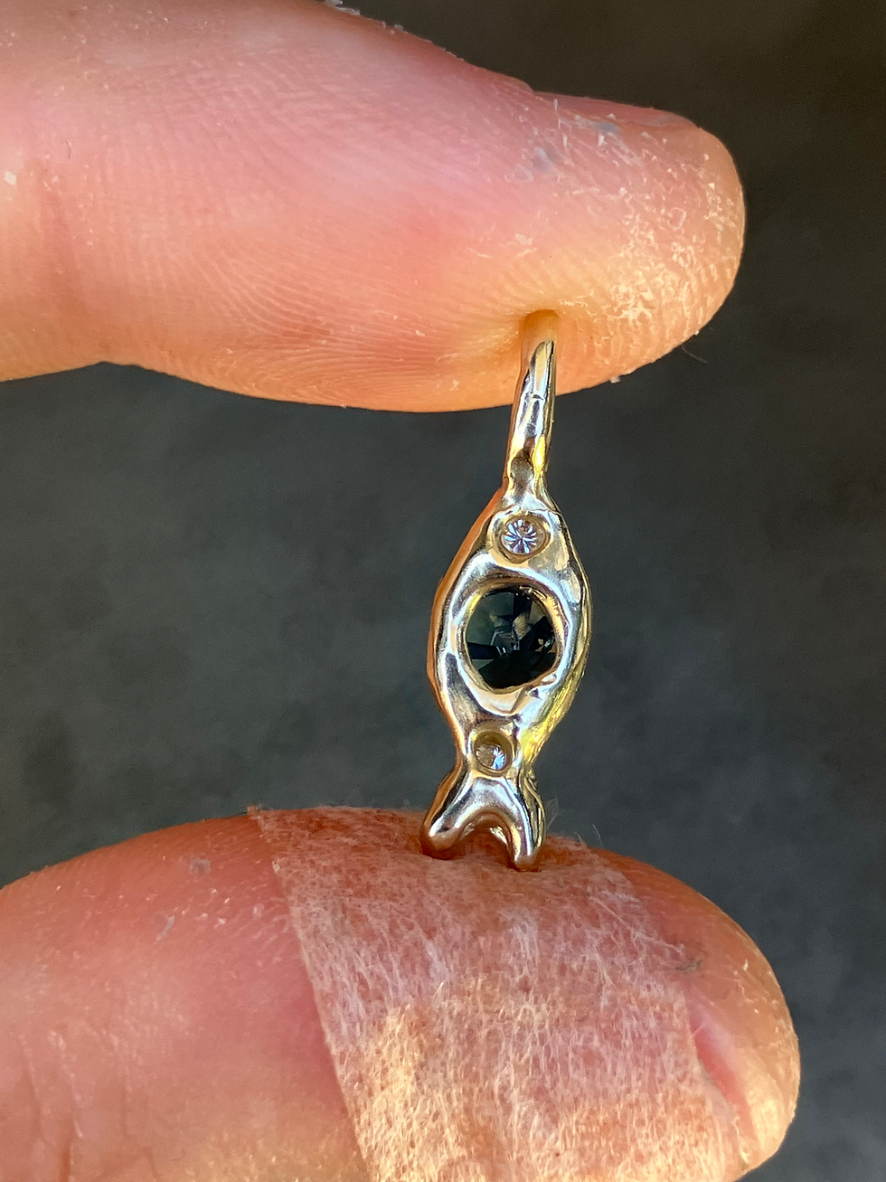 Thumbnail: Sapphire fish pendant gold 