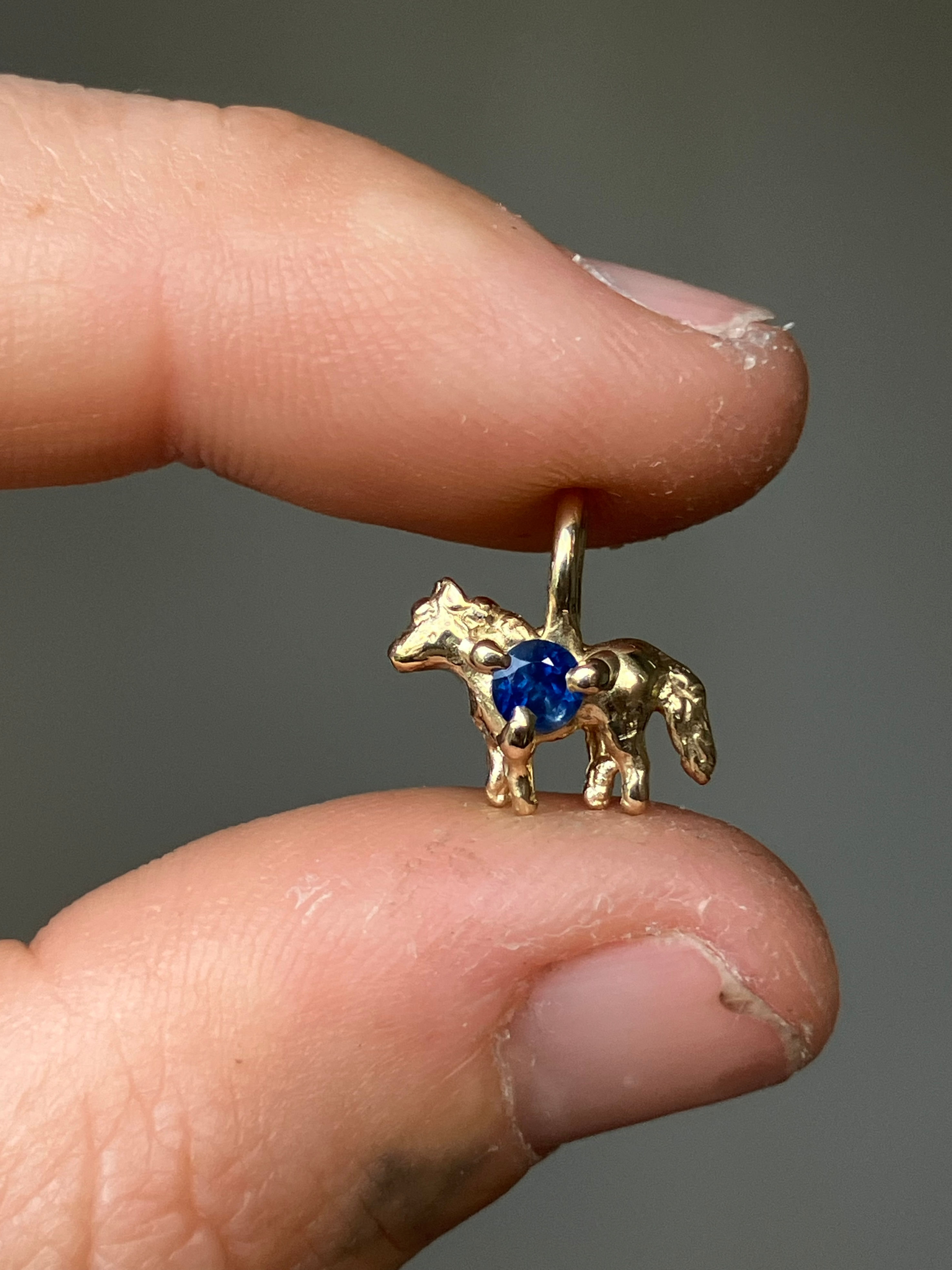 Sapphire horse pendant gold