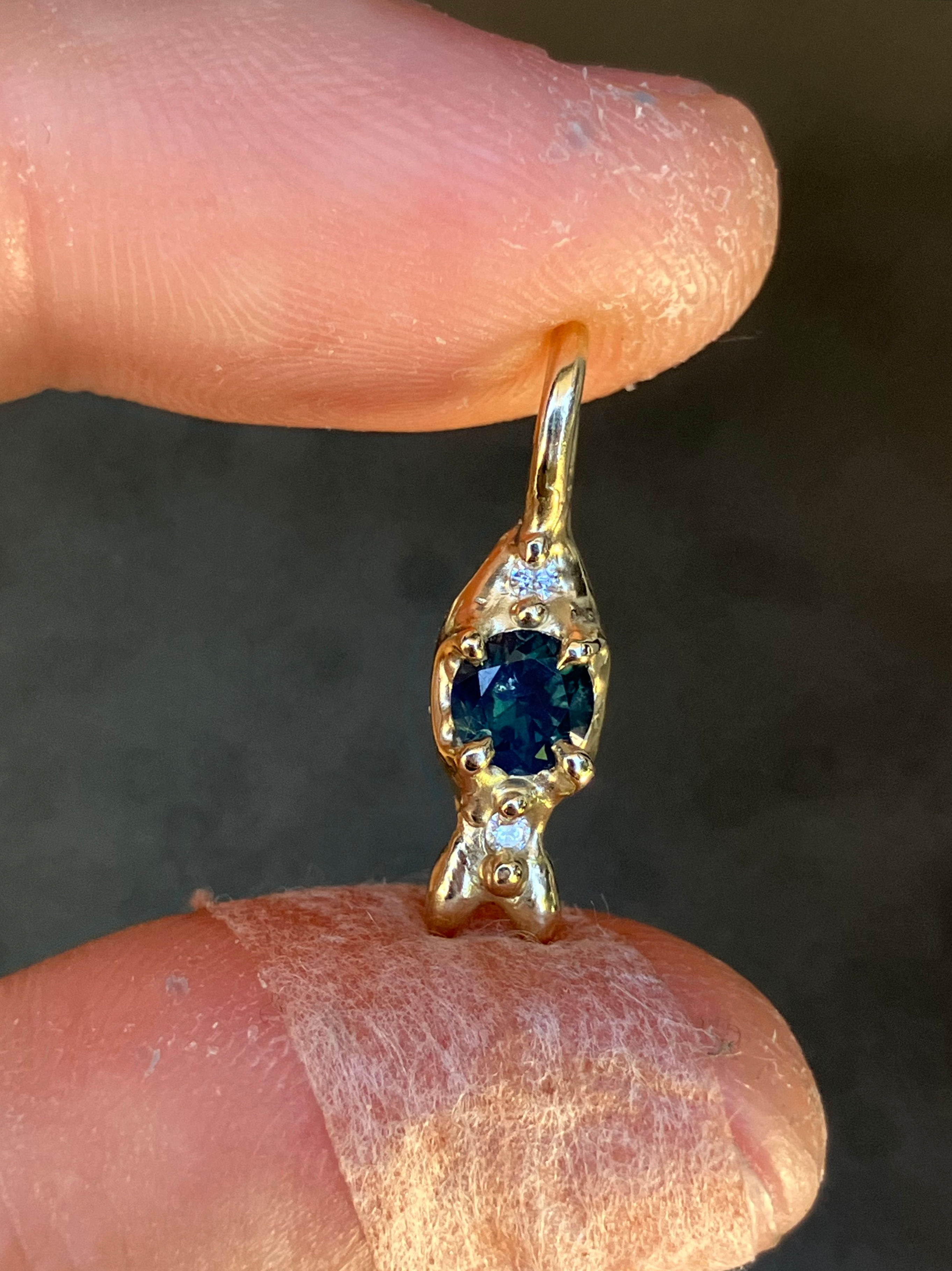 Sapphire fish pendant gold