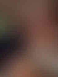 Padre e hijo durmiendo juntos en la cama, mostrando amor y afecto familiar.