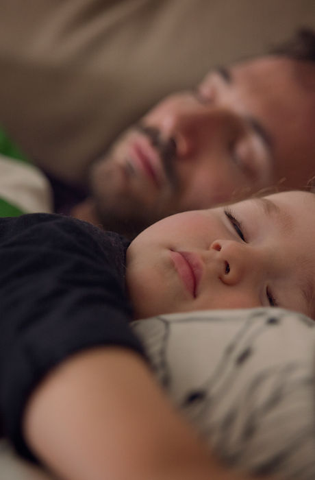 Père et fils font la sieste