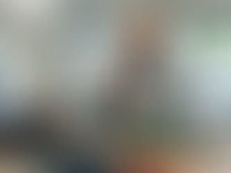 Dans l’atelier, un technicien procède à l’assemblage d’un module de supercondensateur.