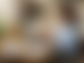 Een vrouw staat in de keuken haar energierekening aandachtig door te nemen.