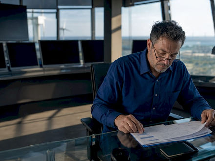 Een energiemanager verdiept zich in de verschillende normen en richtlijnen voor energiemanagement.