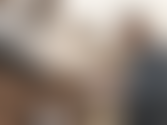 Un homme contrôle l’état des panneaux solaires installés sur le toit d’une maison en Belgique.