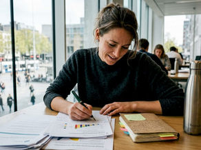 Een vrouw bekijkt en analyseert de energieverbruikscijfers op het kantoor om inzicht te krijgen in het stroomgebruik.
