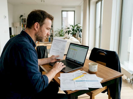 Man bekijkt zijn energieverbruik aan de keukentafel