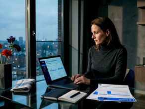 Een woningeigenaar checkt zijn energieverbruik op de laptop.