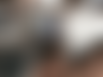 Een man controleert de zonnepanelen op het dak van zijn huis.