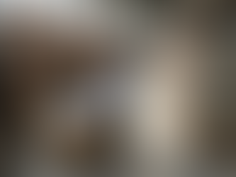 Een magazijnmedewerker controleert de voorraad zonnepanelen.