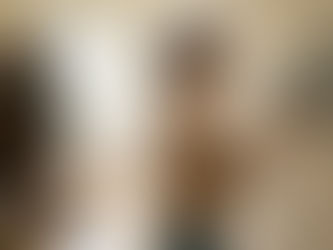 Une femme règle le système de gestion d’énergie de son domicile.