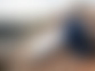 Installation de panneaux solaires par un professionnel sur le toit d’une maison