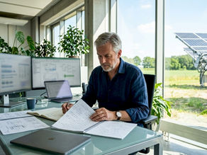 Een ingenieur bekijkt het energiesysteem grondig aan tafel.