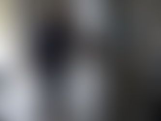 Un expert effectue le contrôle d’un système de batterie domestique installé dans le garage.